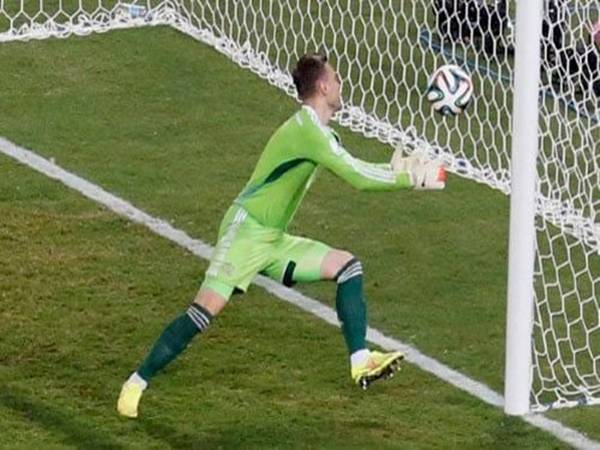 Cách phát bóng chết của thủ môn hiệu quả