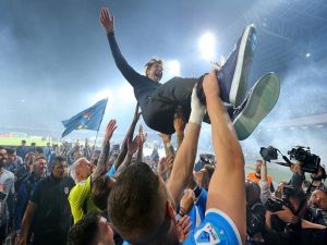 Napoli vô địch nhưng áp lực vẫn chưa kết thúc