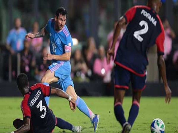Tin BĐ: Cú đánh gót thiên tài của Messi nghệ thuật bóng đá