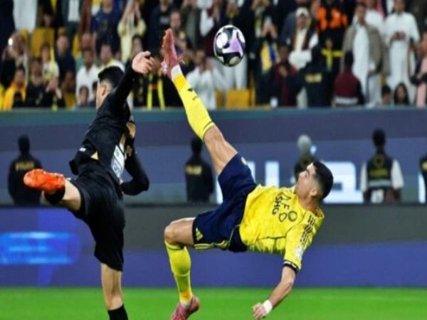 CR7 ghi bàn bằng đủ cách: một chạm, sút xa, đánh đầu