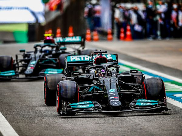 Mercedes rút nâng cấp treo sau do mất cân bằng