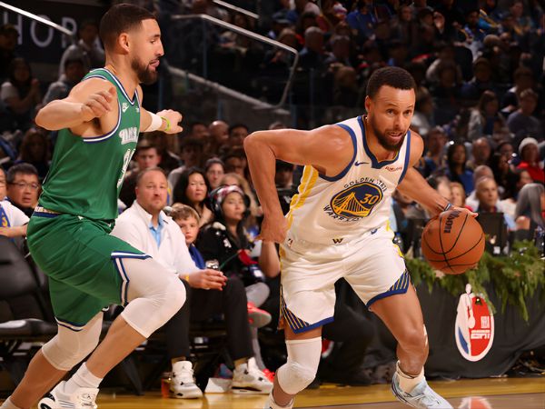 Stephen Curry giữ vai trò trung tâm chiến thắng
