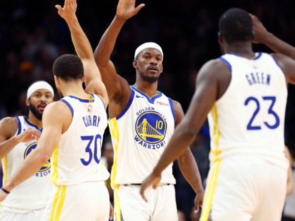 Warriors Thắng Mavericks Ngày Christmas: Curry Dẫn Đầu Bữa Tiệc Chiến Thắng