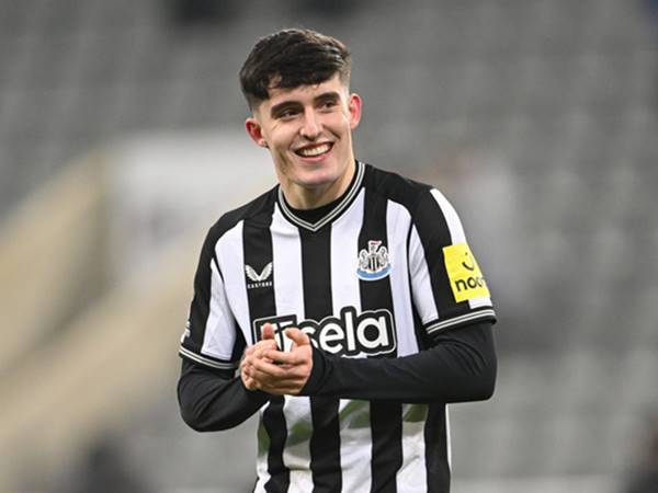 Tin Arsenal: Arsenal cân nhắc chi đậm vì Tino Livramento